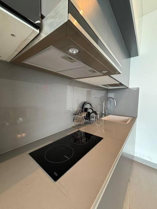 Countryside Luxury Suites - Supernova Noida New Delhi Exteriör bild