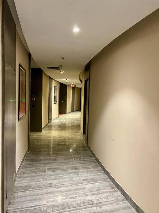 Countryside Luxury Suites - Supernova Noida New Delhi Exteriör bild