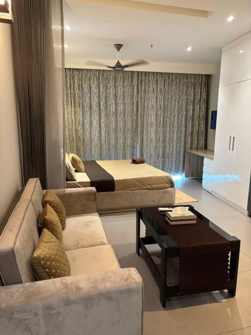 Countryside Luxury Suites - Supernova Noida New Delhi Exteriör bild