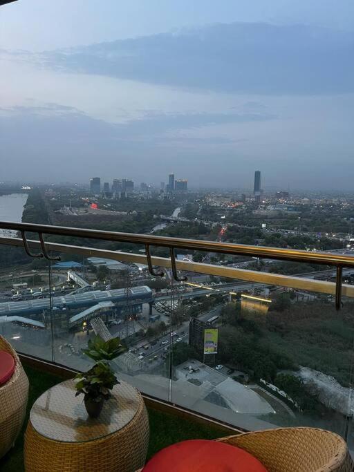 Countryside Luxury Suites - Supernova Noida New Delhi Exteriör bild