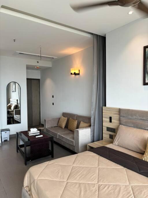 Countryside Luxury Suites - Supernova Noida New Delhi Exteriör bild