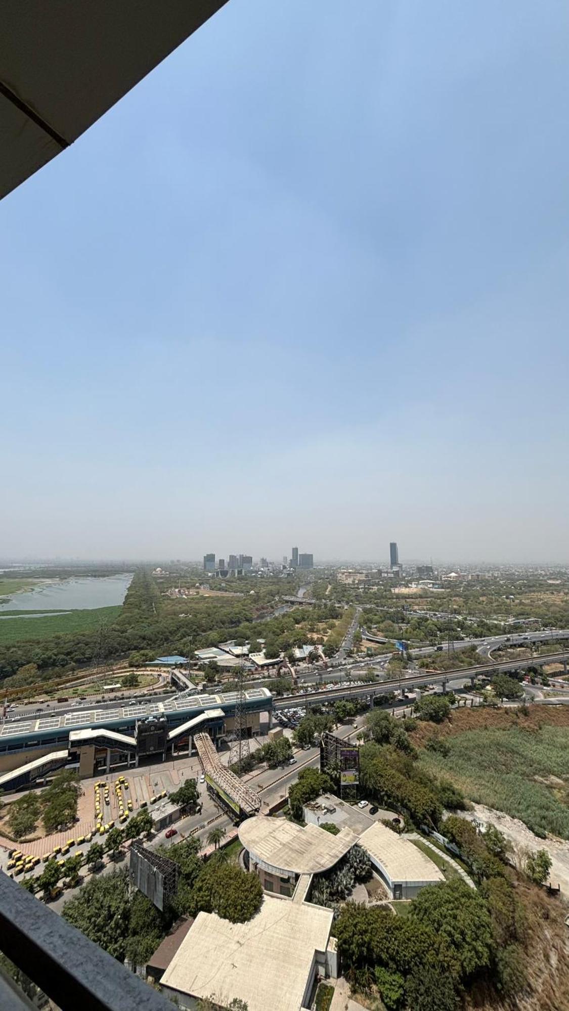 Countryside Luxury Suites - Supernova Noida New Delhi Exteriör bild