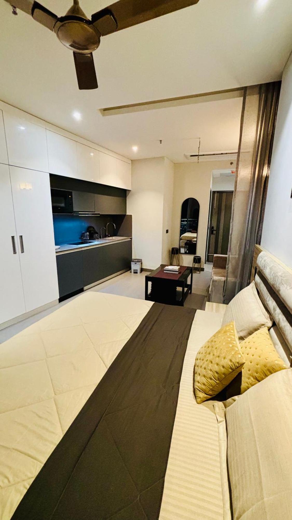 Countryside Luxury Suites - Supernova Noida New Delhi Exteriör bild